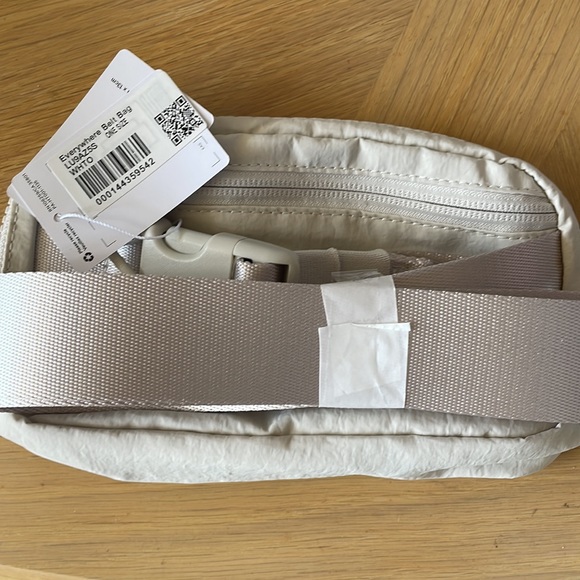 NWT Lululemon Everywhere Belt Bag Opal White - Picture 7 of 8